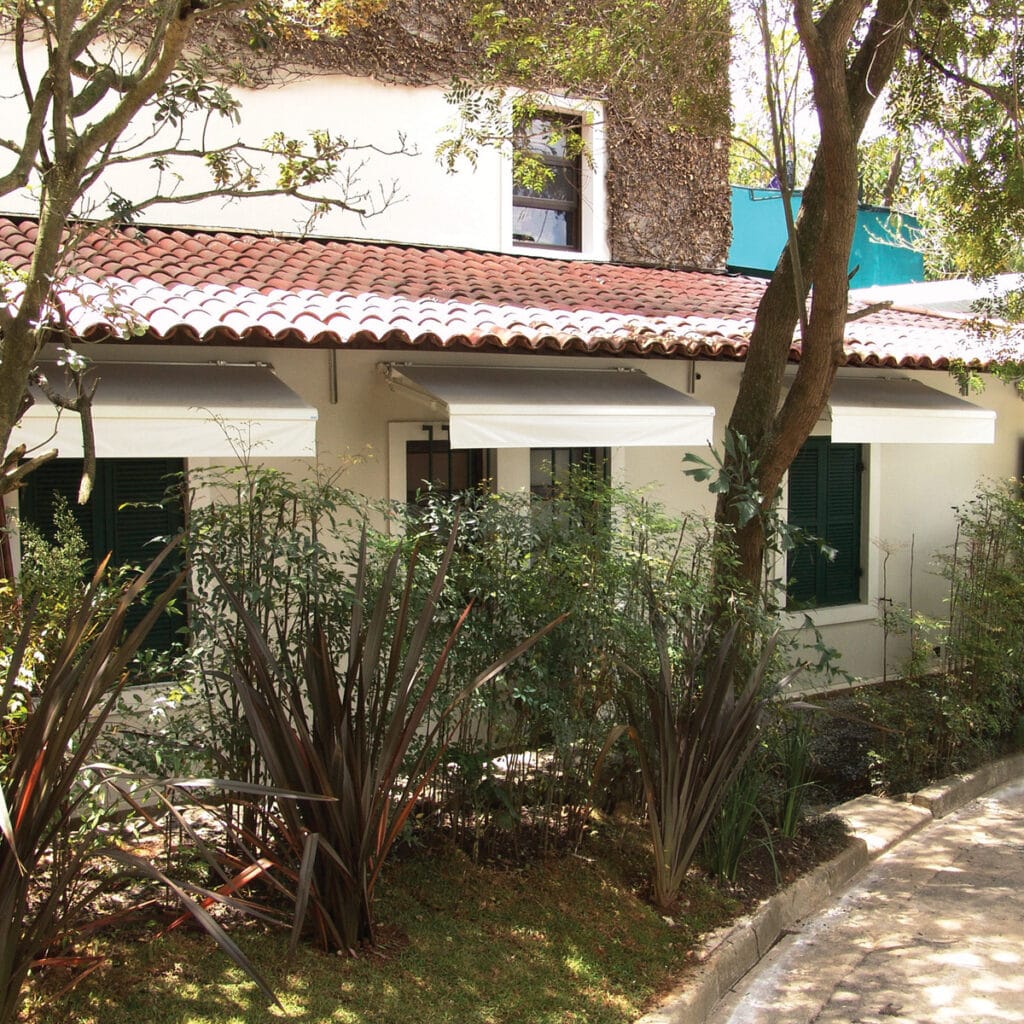 Aplicação do toldo Azur em janelas, integração entre sombra e paisagismo