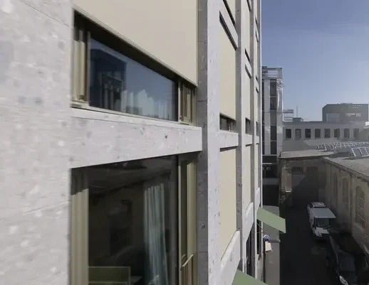 Toldos verticais sob medida instalados em fachada de edifício, solução Copato para controle solar