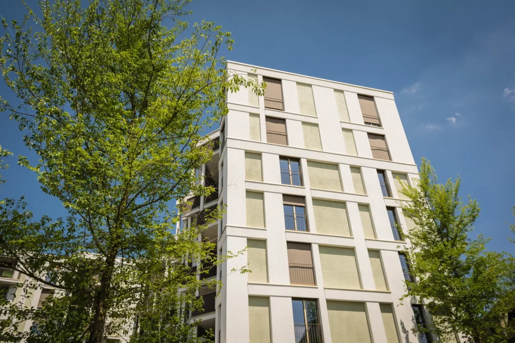 Fachada de edifício com toldos verticais sob medida da Copato instalados em janelas para proteção solar