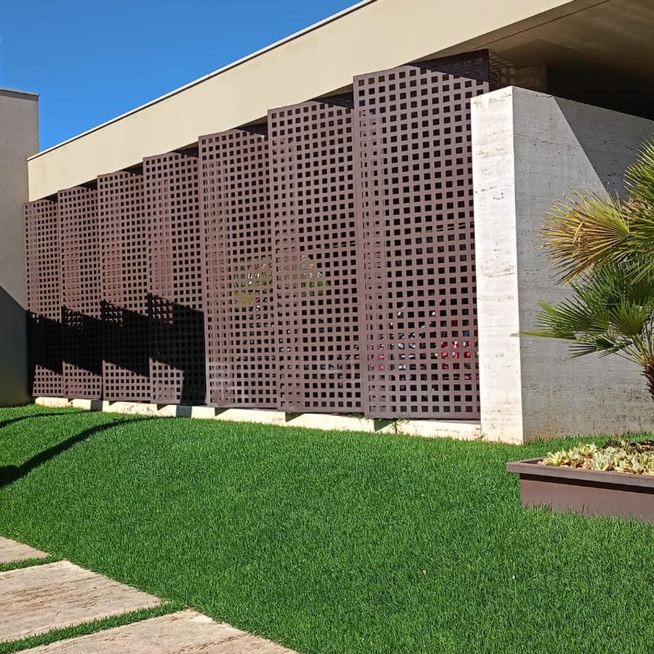 Painel arquitetônico usado como brise em fachada