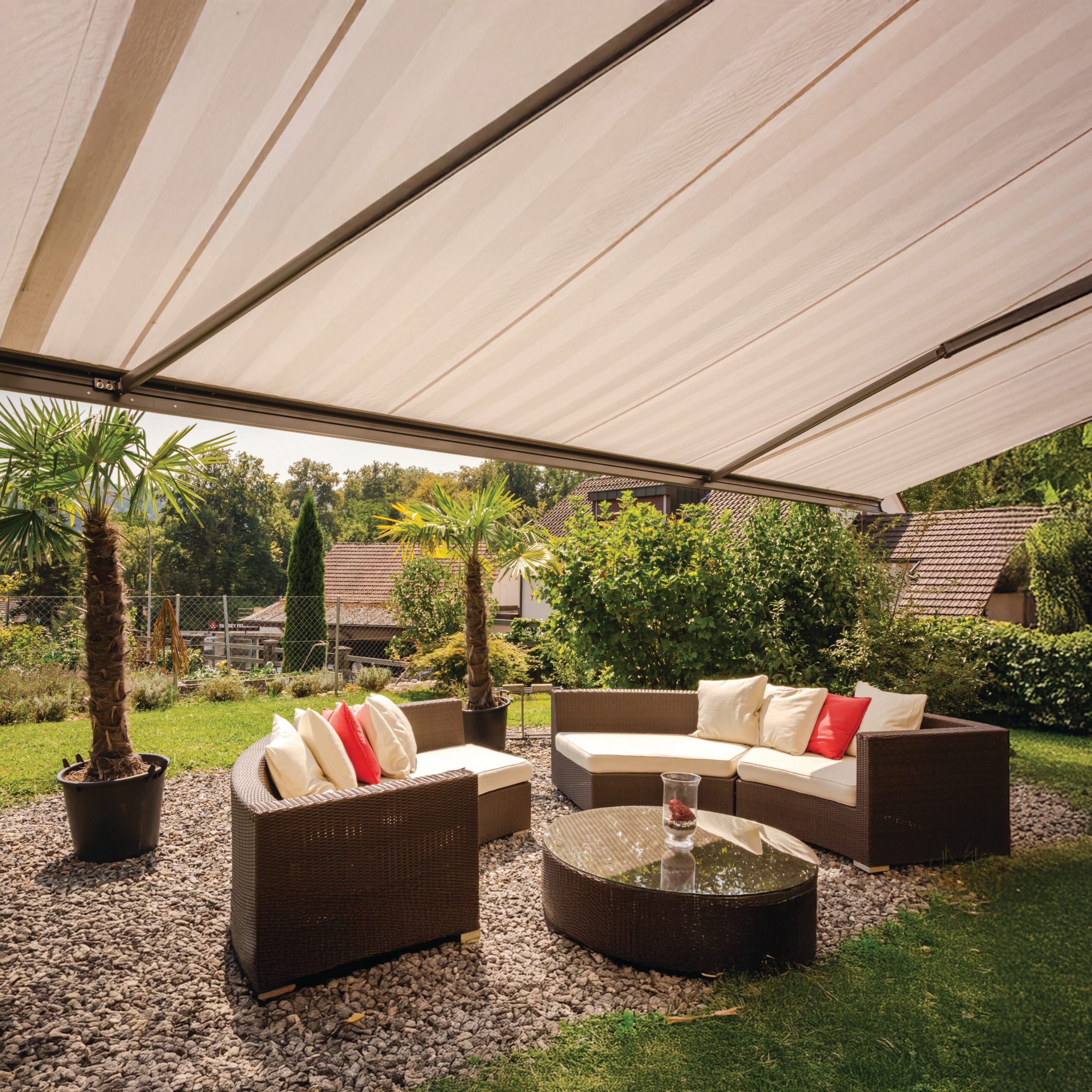 Toldo de braços retráteis aplicado em varanda residencial em Curitiba