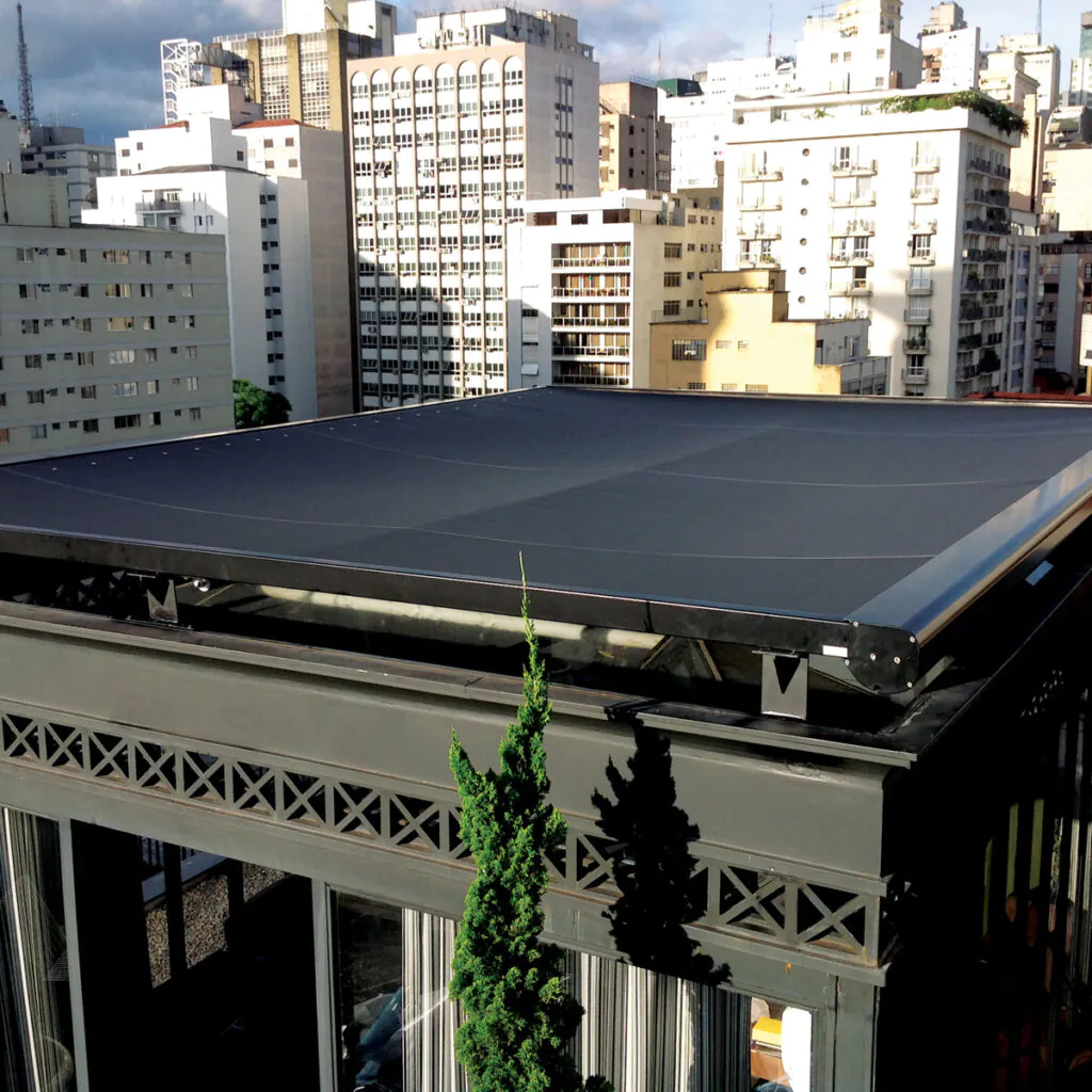 Cobertura retrátil Airomatic instalada externamente