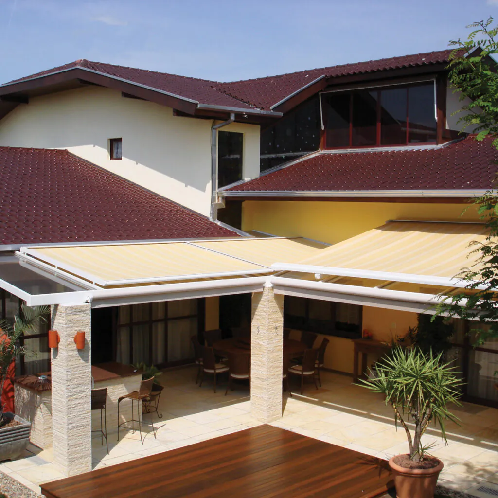 Cobertura retrátil Airomatic instalada em residência