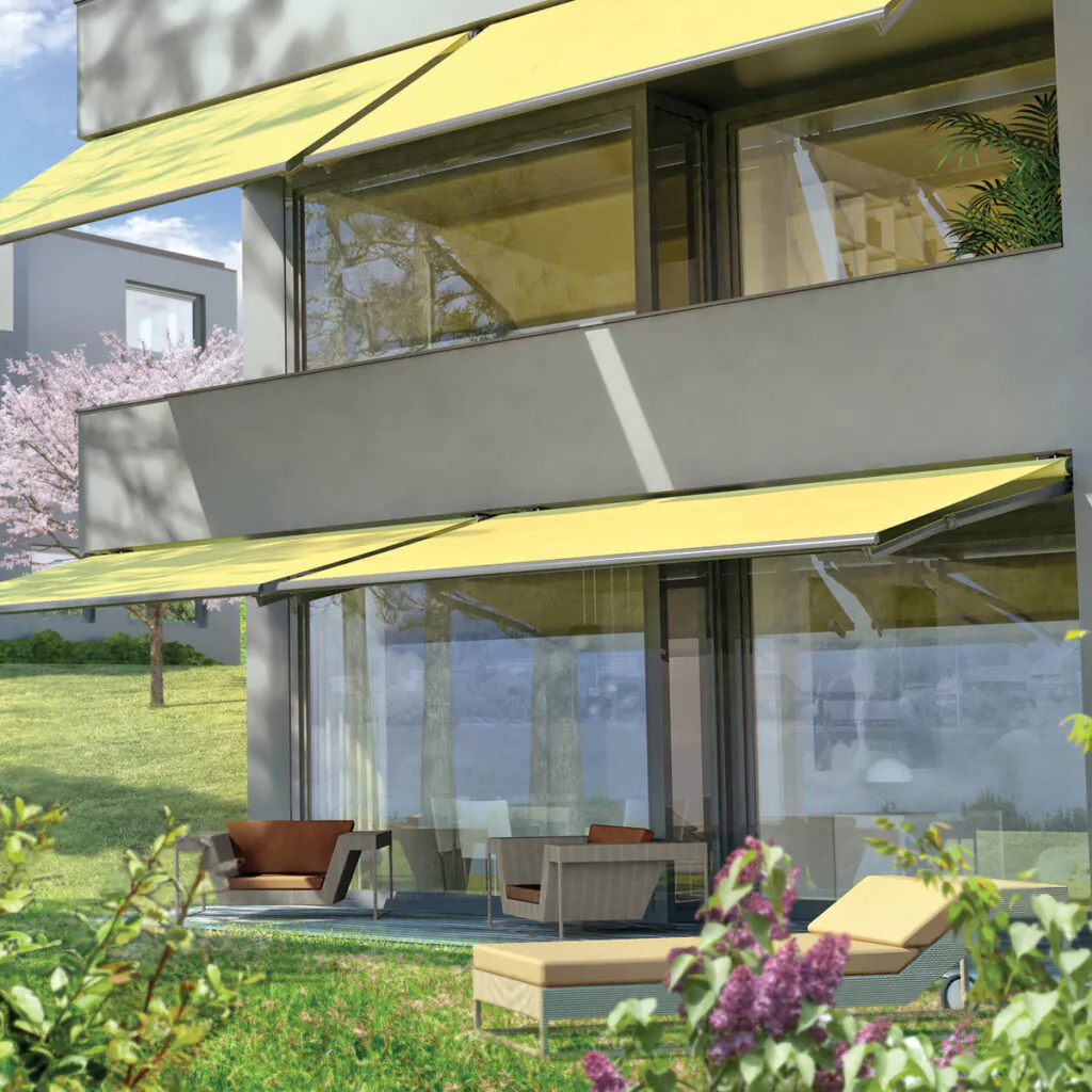 Toldo Azur instalado na fachada de um prédio residencial