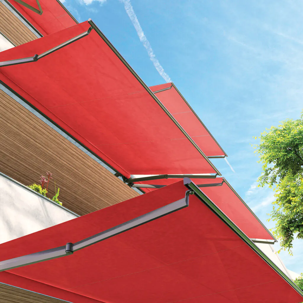 Vista inferior de toldos Azur na cor vermelha, para fachadas marcantes