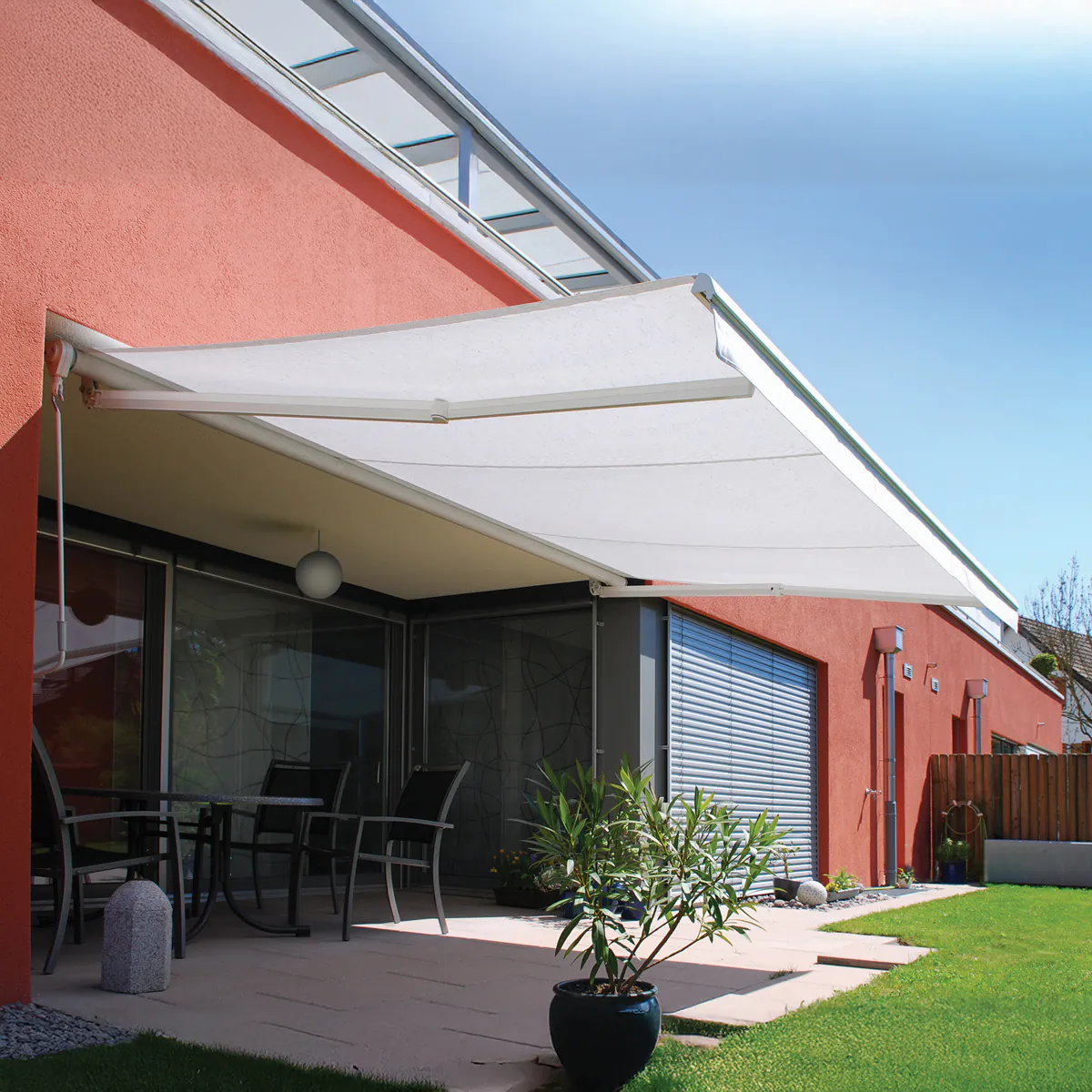 Fachada de casa com toldo Azur, destacando a grande proteção
