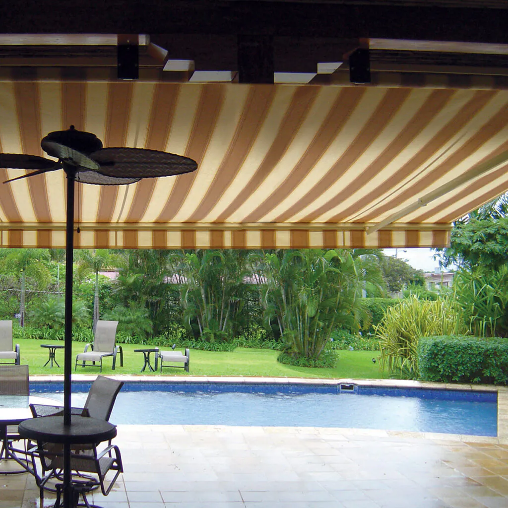 Toldo Azur da Stobag em quintal com piscina