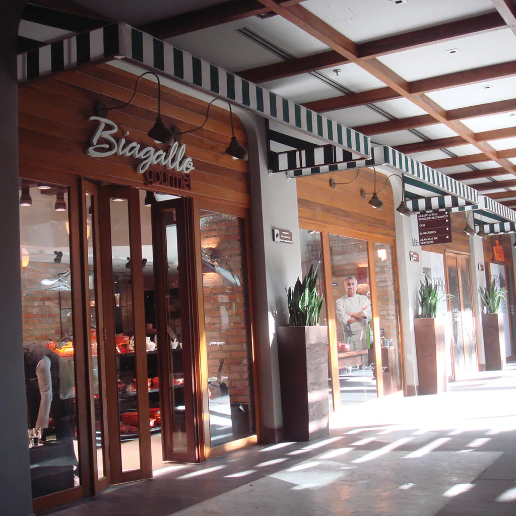 Com formato diferenciado, o Berna-plus permite proteger ambientes e destacar as fachadas, agregando charme e elegância.