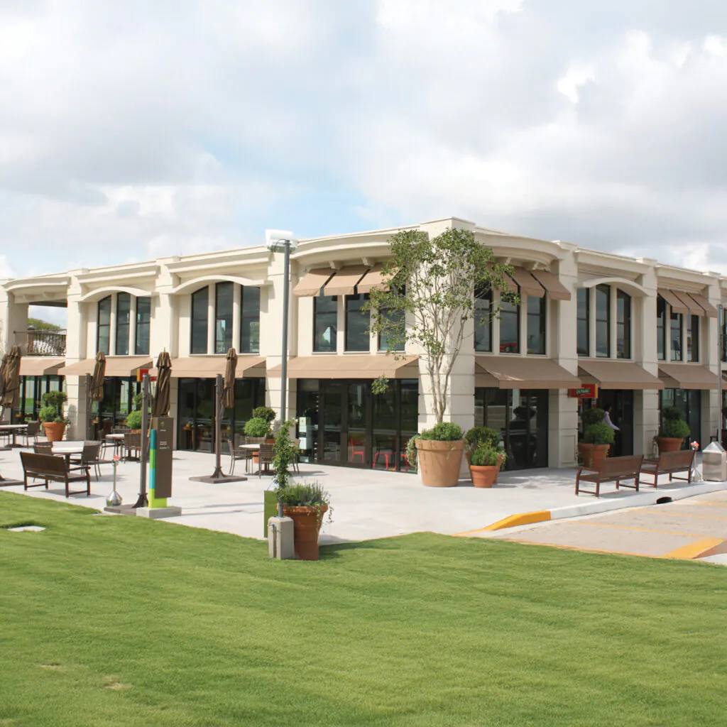 Composto por um painel com braços sempre fixos, o Classic-plus atende grandes dimensões, cobrindo áreas de até 6m de largura.