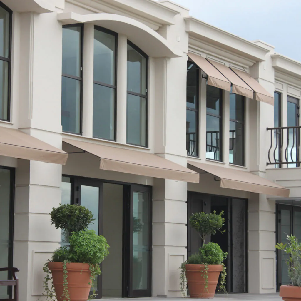 Os toldos Coloniais protegem com charme e valorizam cada fachada