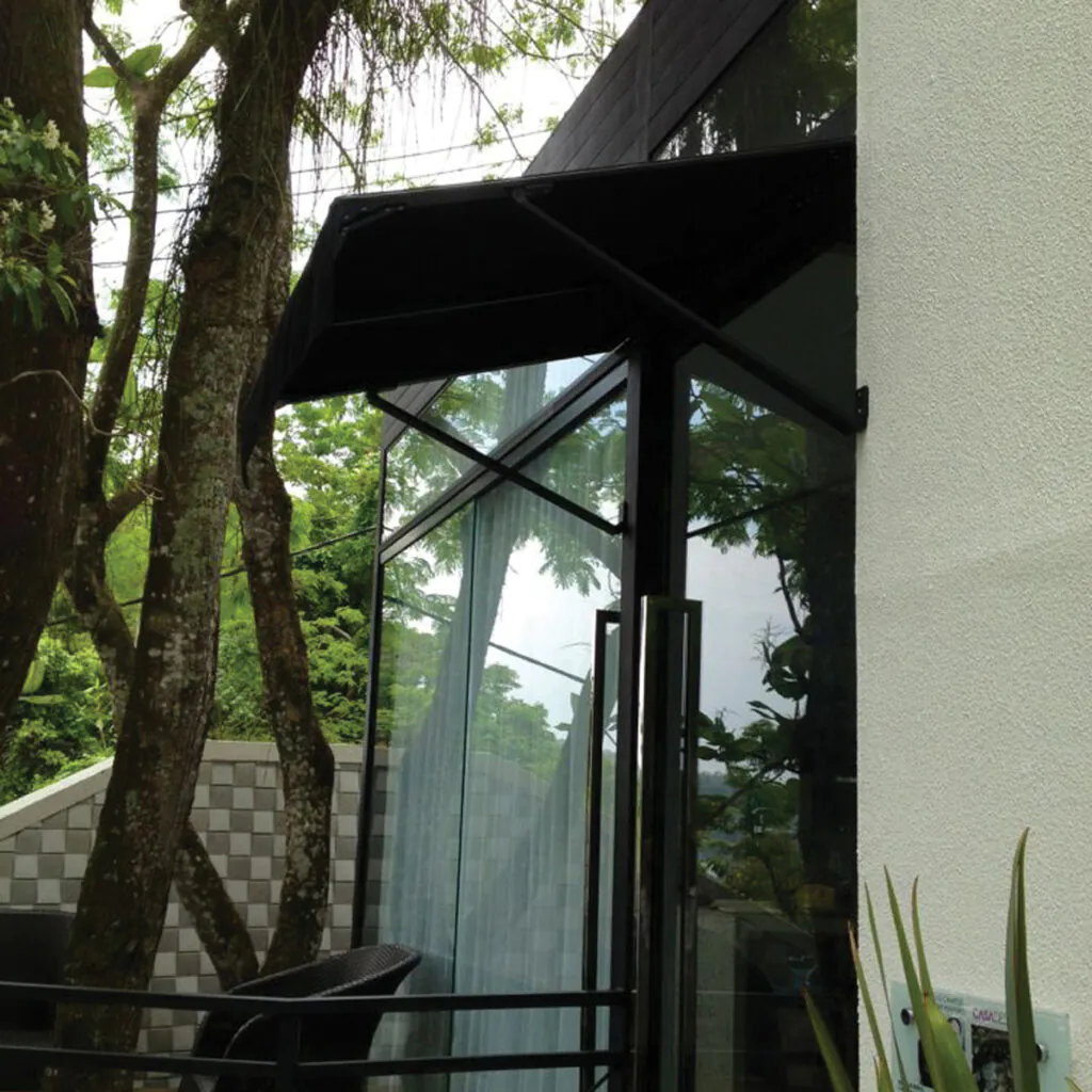 Sempre fixos, os toldos coloniais Classic-plus são especialmente utilizados em portas de entrada