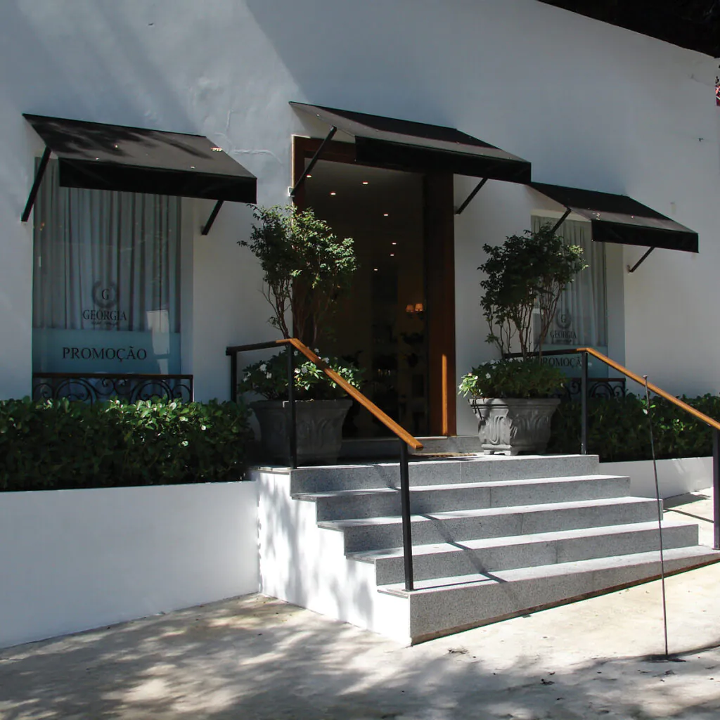 Sempre fixo, o toldo colonial Classic-plus apresenta uma simplicidade que se revela especialmente adequada para áreas comerciais.