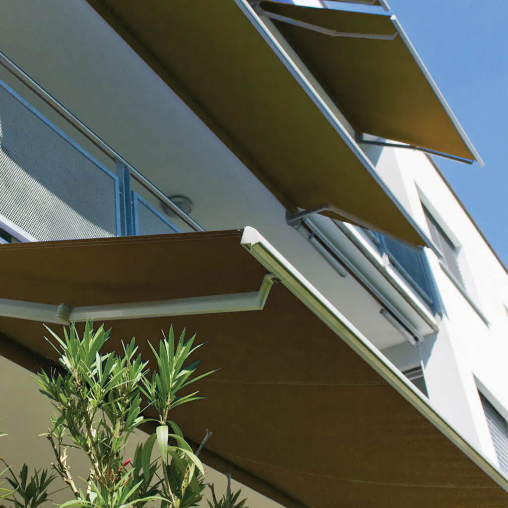 Vista inferior de Delta-flex instalado em prédio residencial