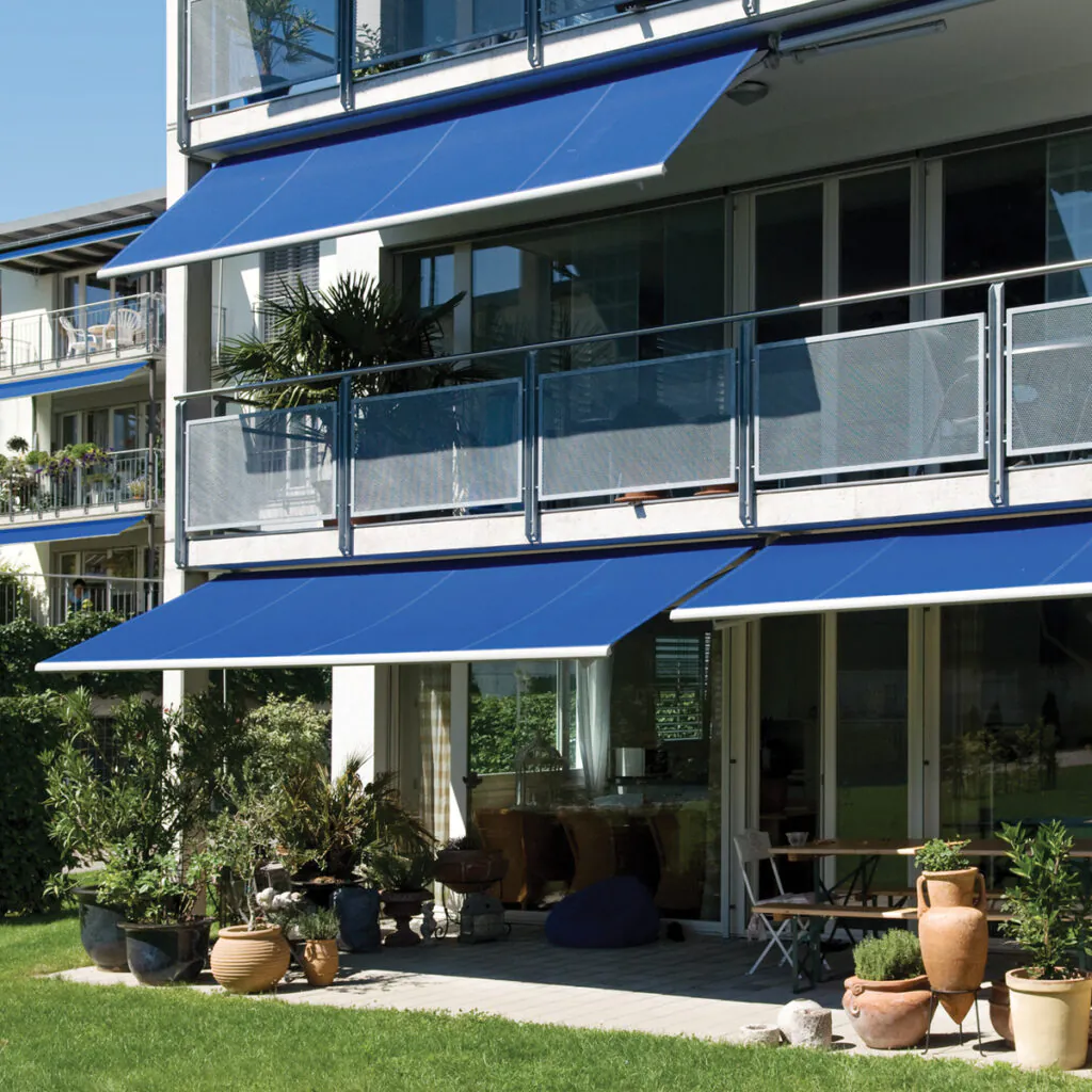 Toldo Delta-flex retrátil da Stobag instalado em área residencial