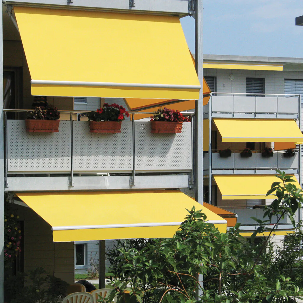 Prédio residencial com toldo Delta-flex para proteção solar das varandas