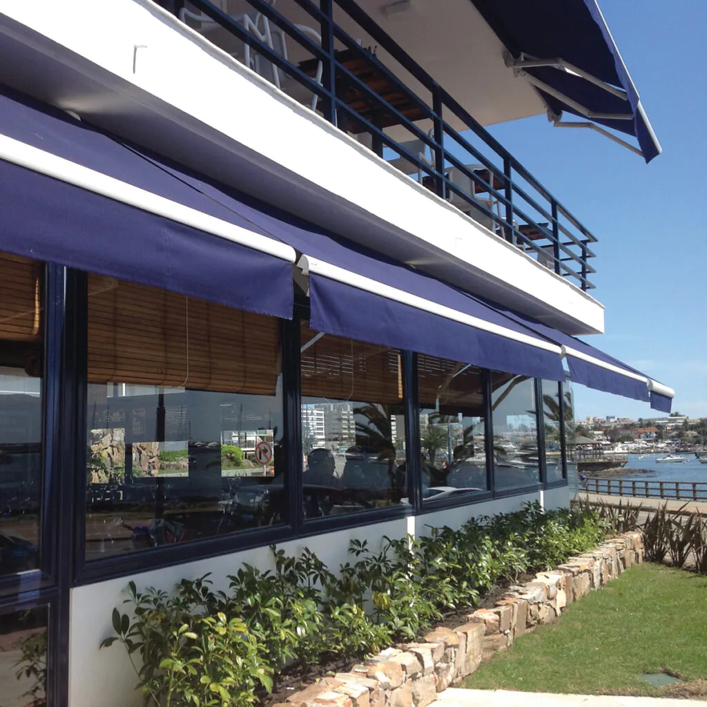 Toldo retrátil Delta-flex com braços livres para área externa de restaurante