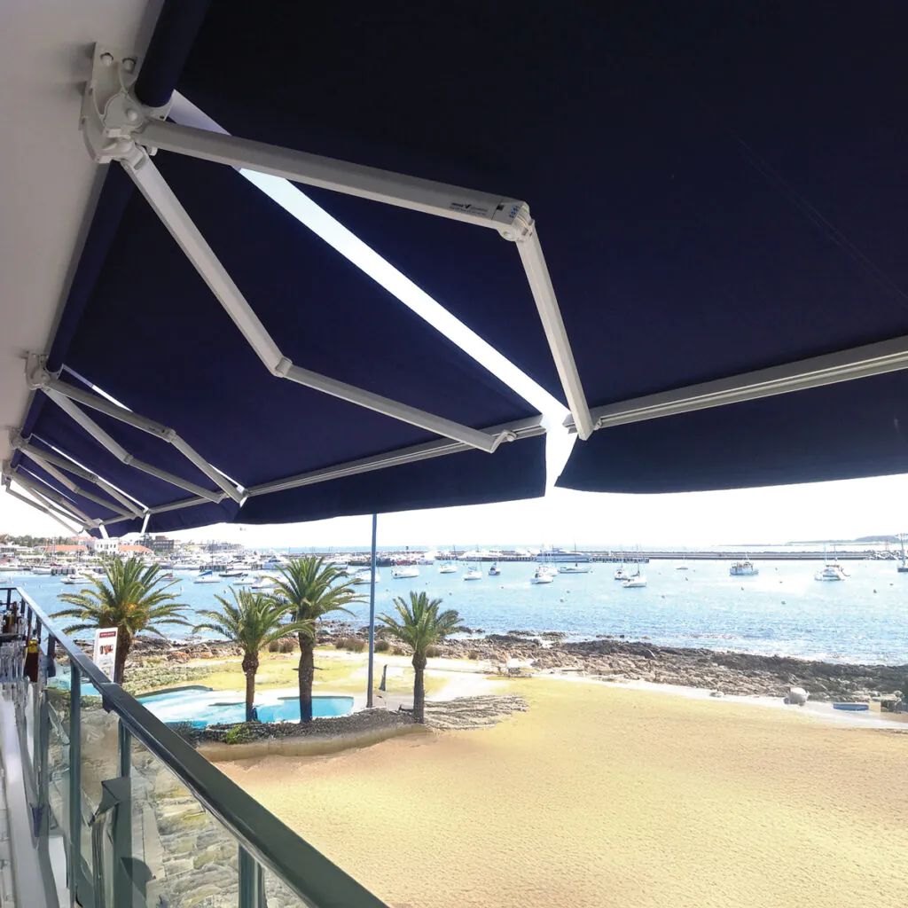 Toldo retrátil Delta-flex em área externa de restaurante