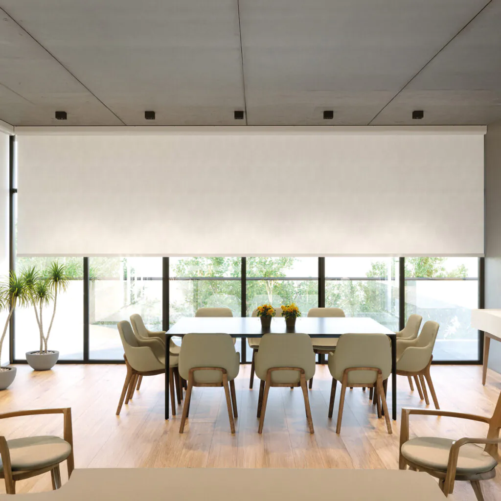 Rolô branco Copato instalado em sala de estar moderna