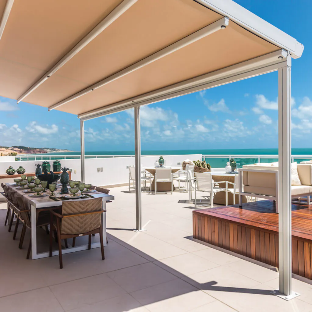 Com estrutura robusta em alumínio e design limpo, a Folding Pergola combina funcionalidade com estética contemporânea.