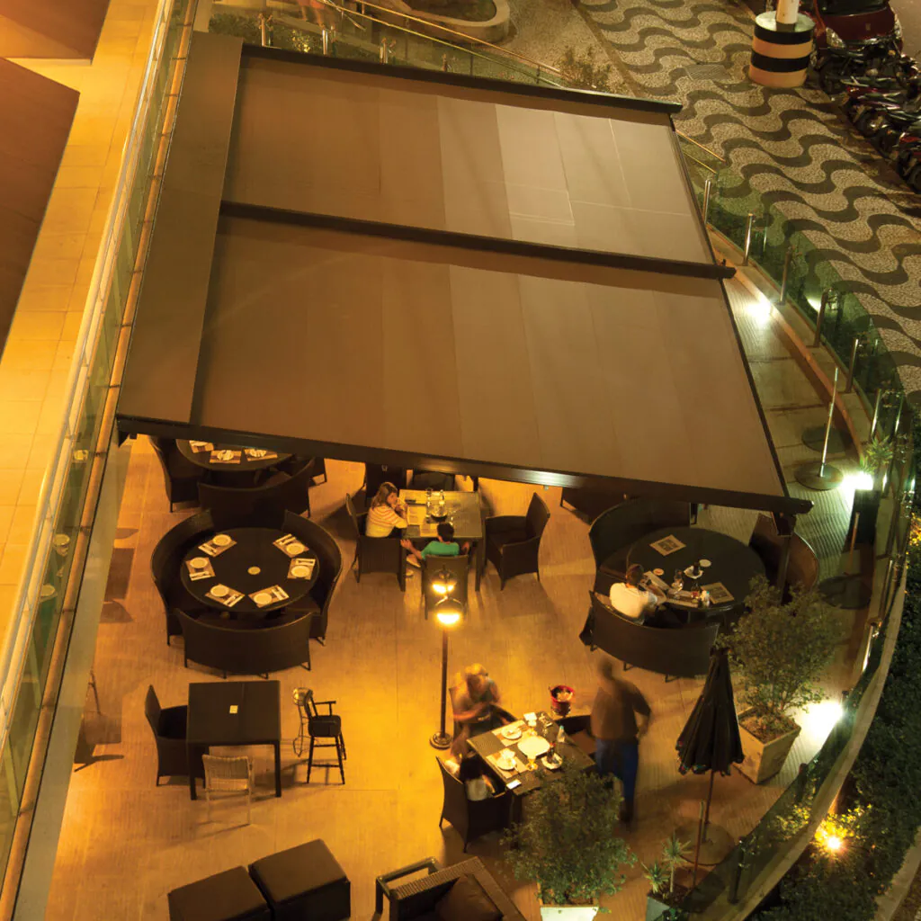 Área gastronômica protegida da chuva com cobertura retrátil Copato