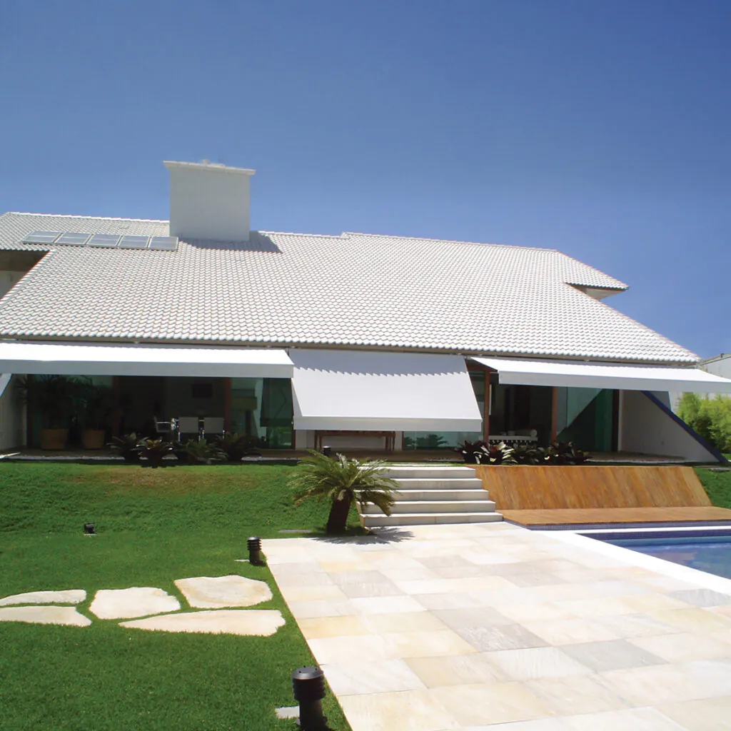 Toldo Select Stobag aplicado em fachada residencial — sombra com estilo e braços retráteis articulados