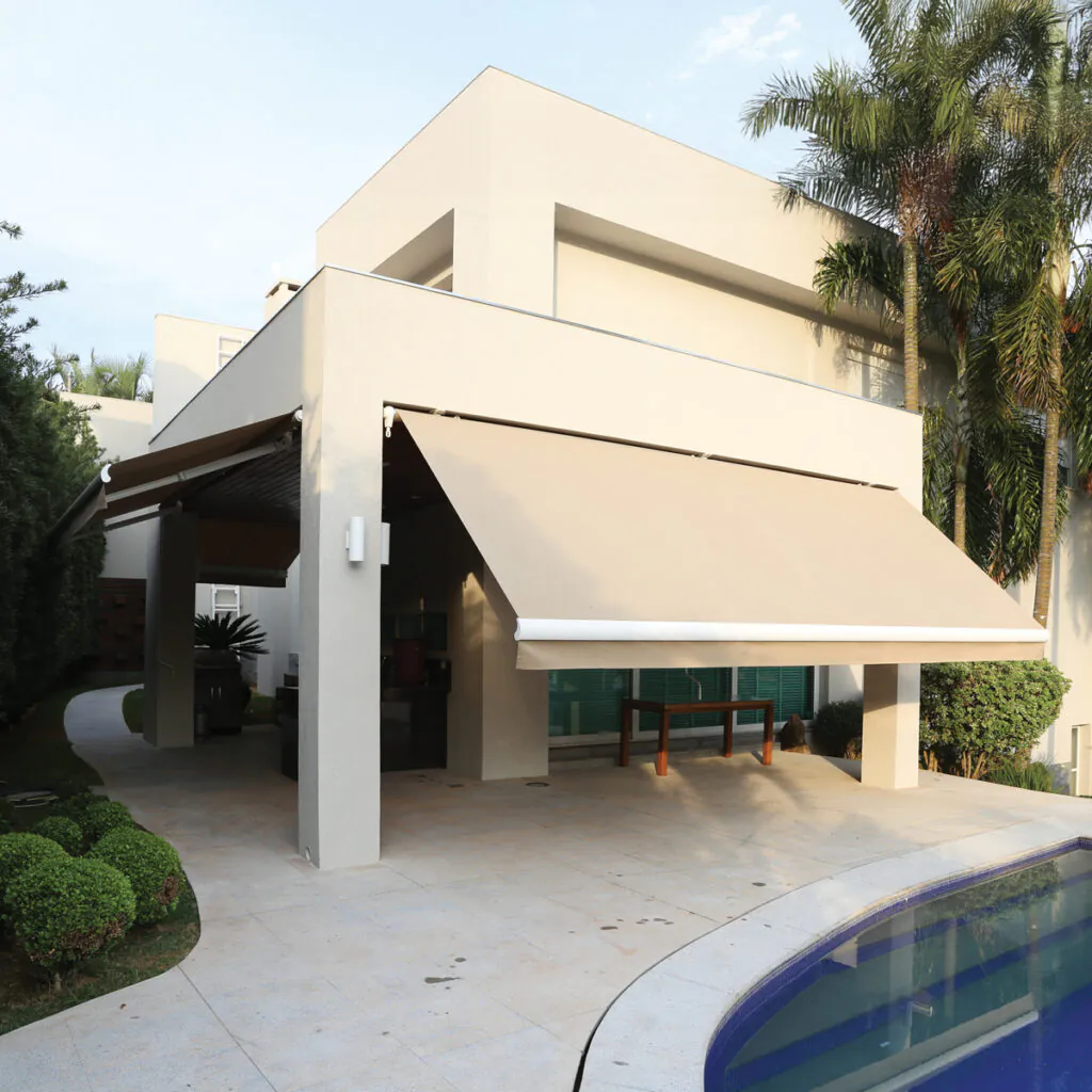 Toldos de braços retráteis Stobag — sombra com estilo para jardins e varandas