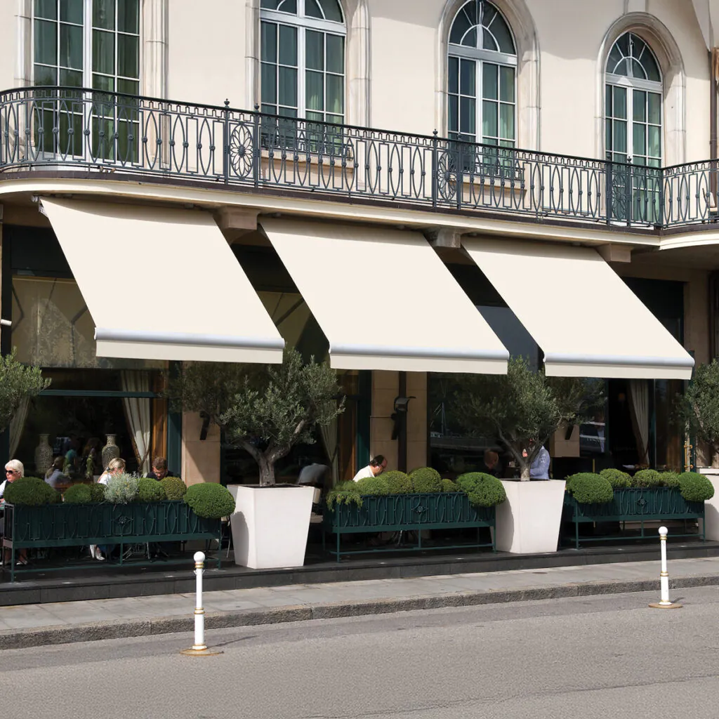 Toldos de braços retráteis para sombra com estilo em café