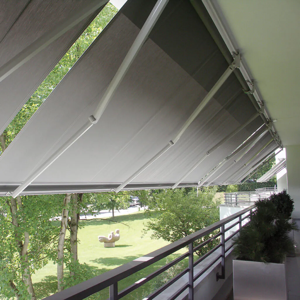 Solução Stobag de braços retráteis para sombra com estilo em varanda contemporânea