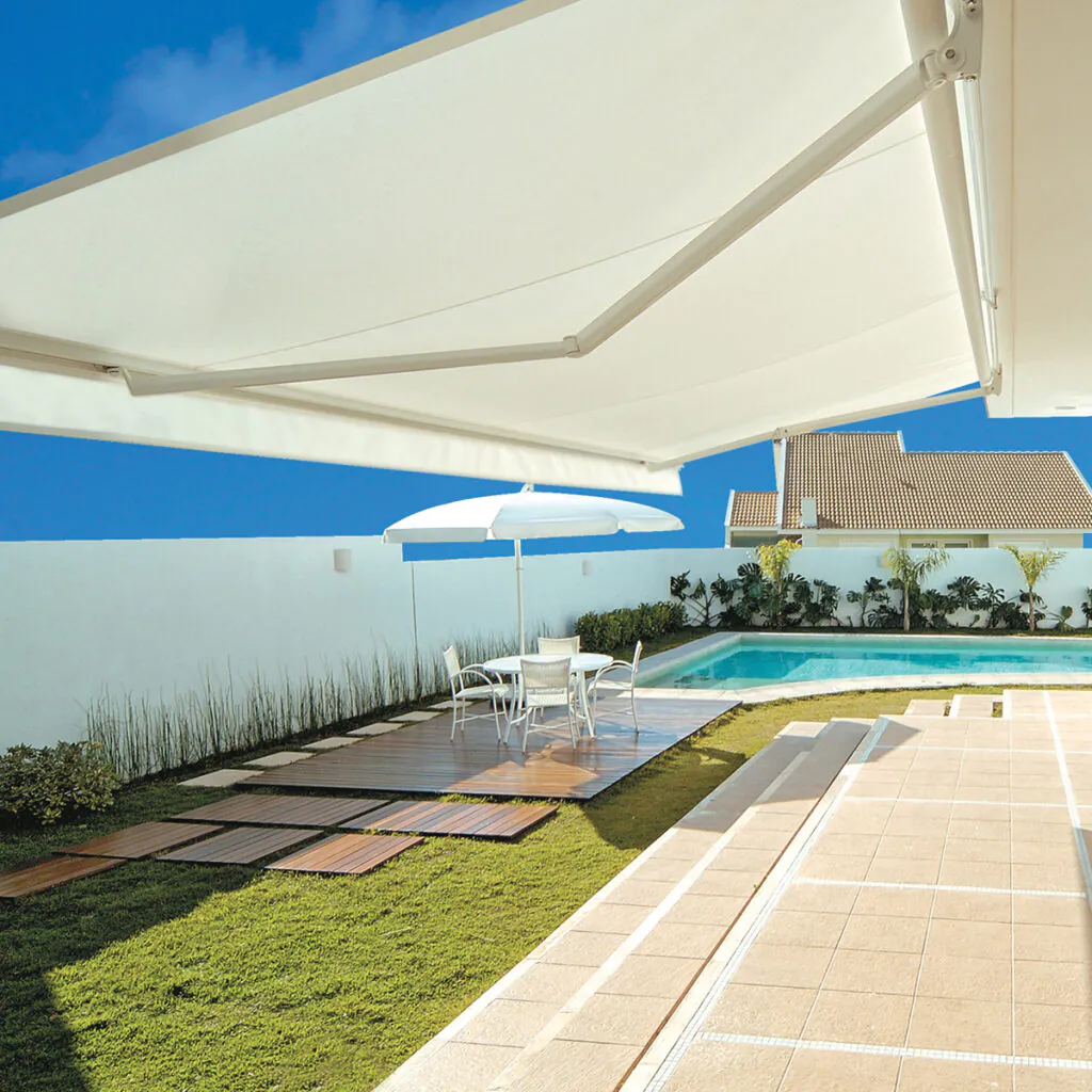 Toldos de braços retráteis para sombra com estilo em ambiente gourmet com vista externa