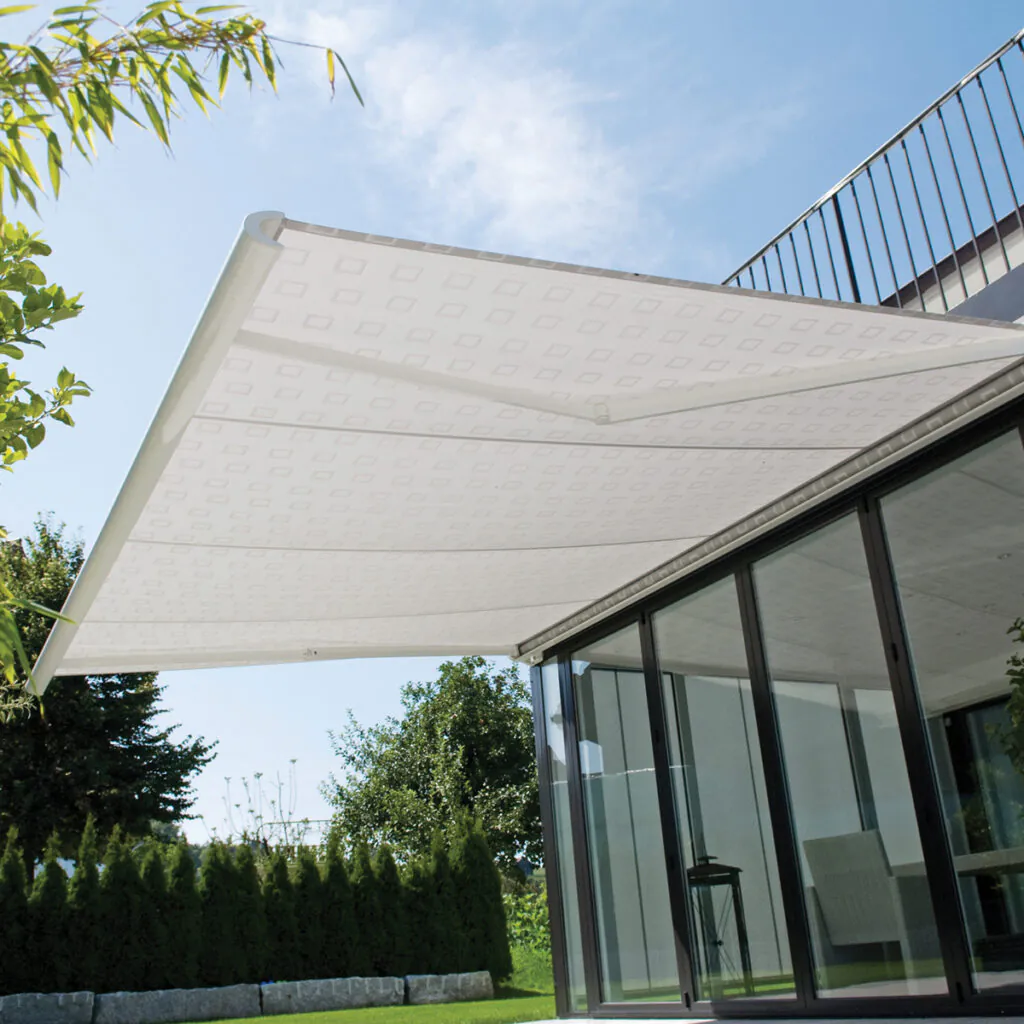 Vista inferior de toldo com box, ideal para áreas externas elegantes