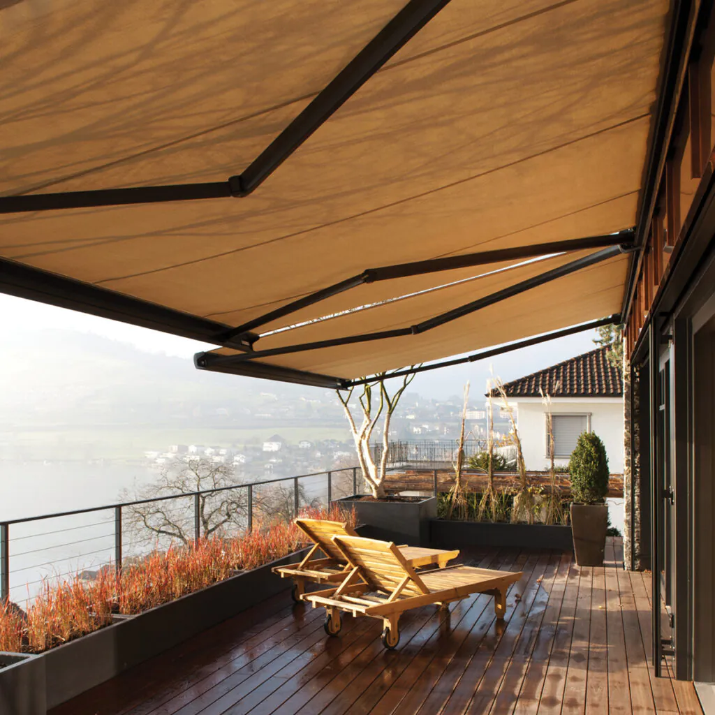 Toldos de braços retráteis com box instalados em varanda com vista