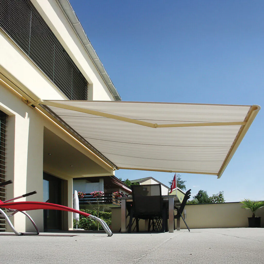 Residência com toldos com box, com um produto aberto e outro fechado ao lado