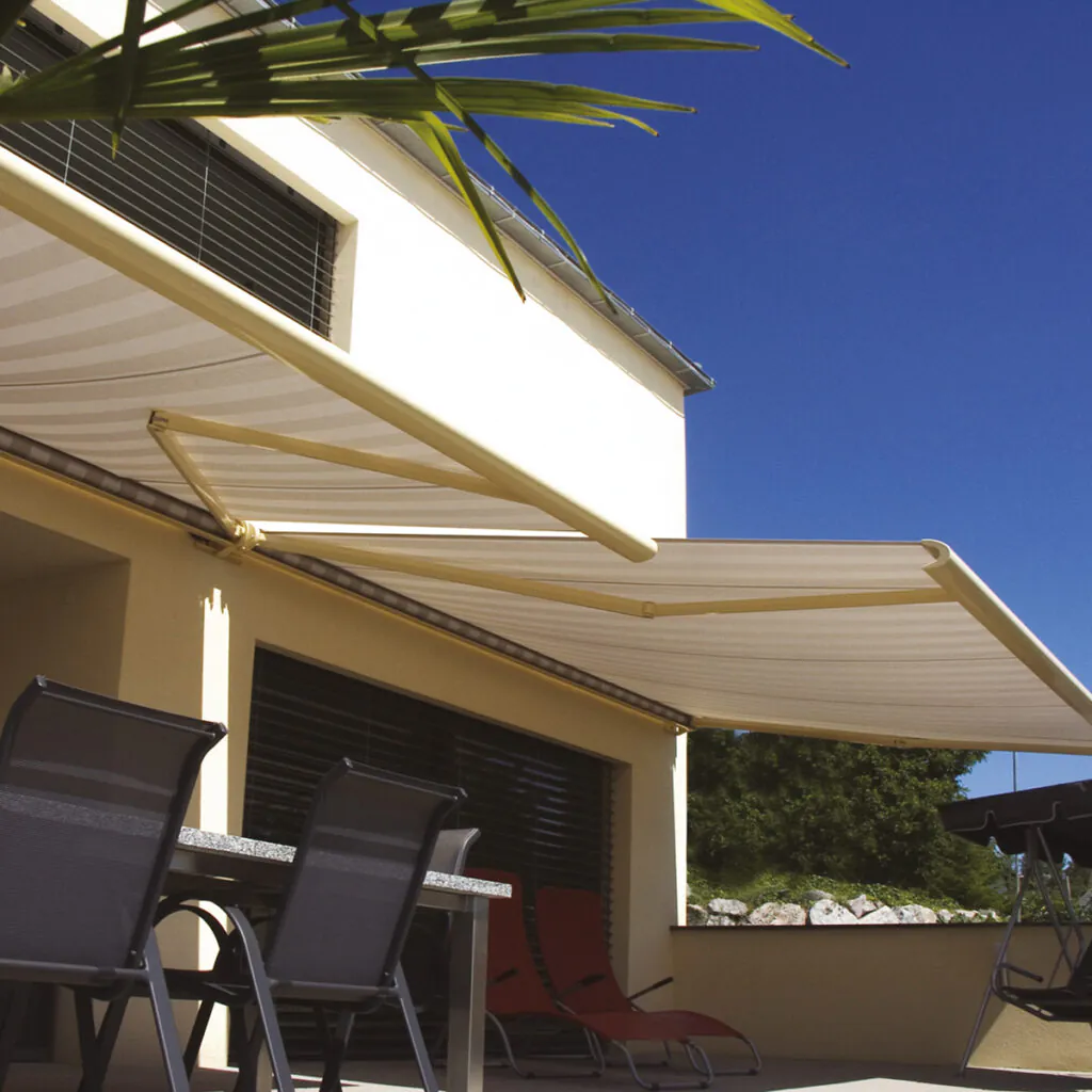 Toldo com box aplicados em área residencial