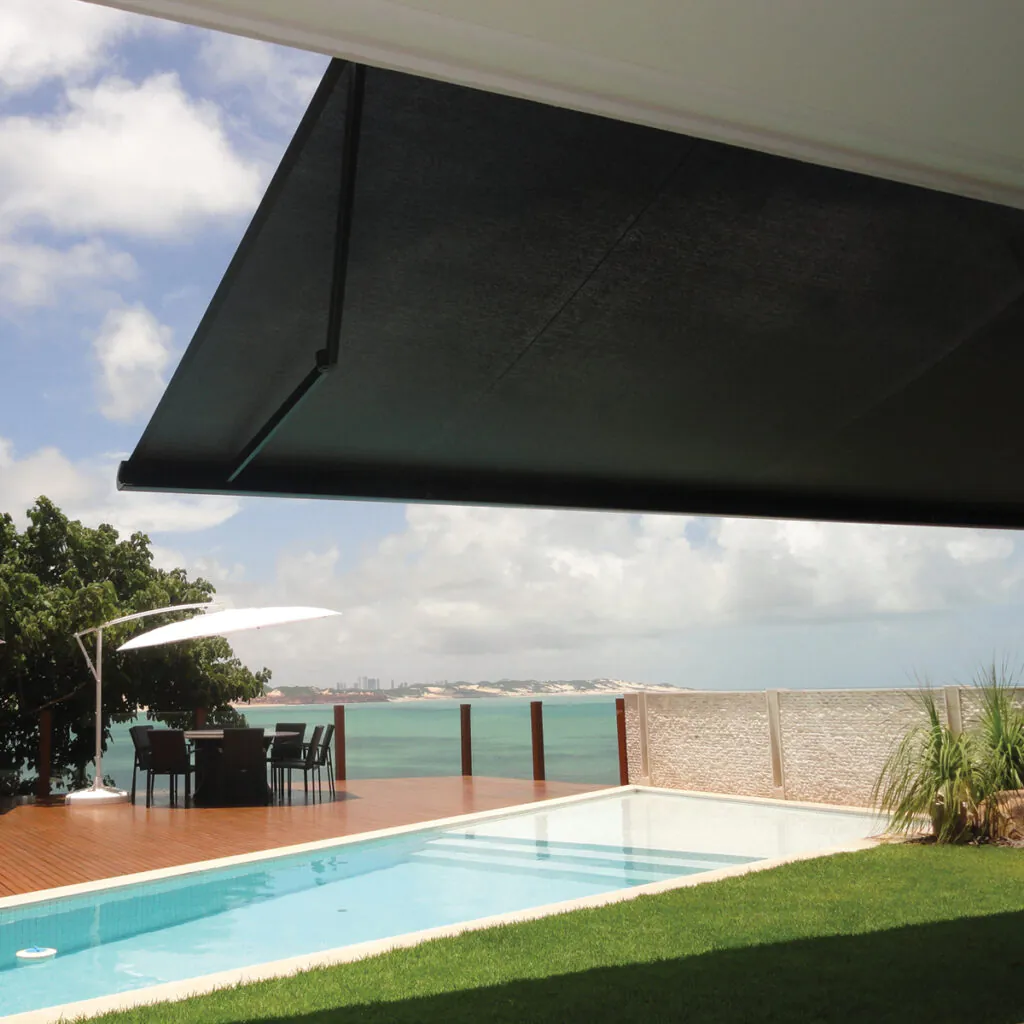 Toldo com box instalado em ambiente gourmet externo com acabamento e tecido preto