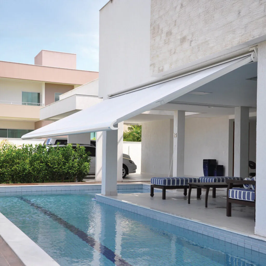 Toldo com box para proteção solar em área gourmet e piscina