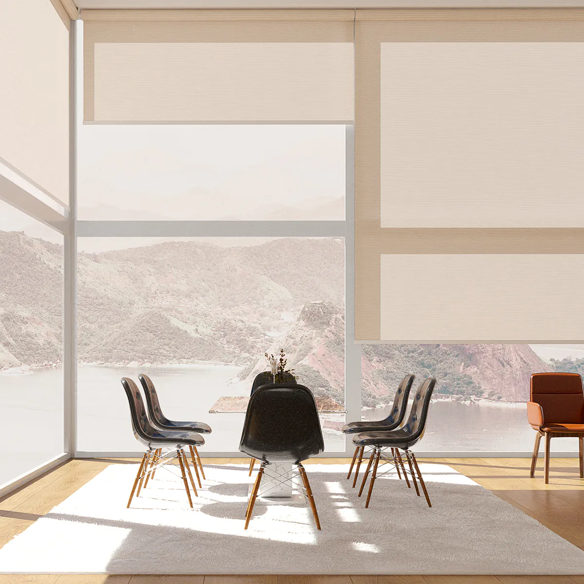 Cortinas rolô Copato em janelas amplas com vista para paisagem natural, oferecendo proteção solar sob medida