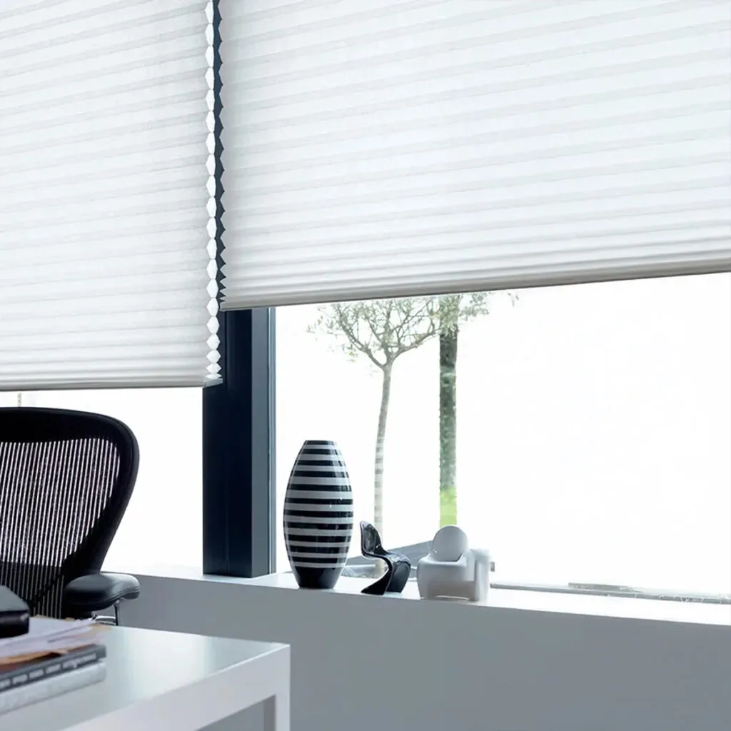 Cortina celular da Copato promovendo conforto visual no home office