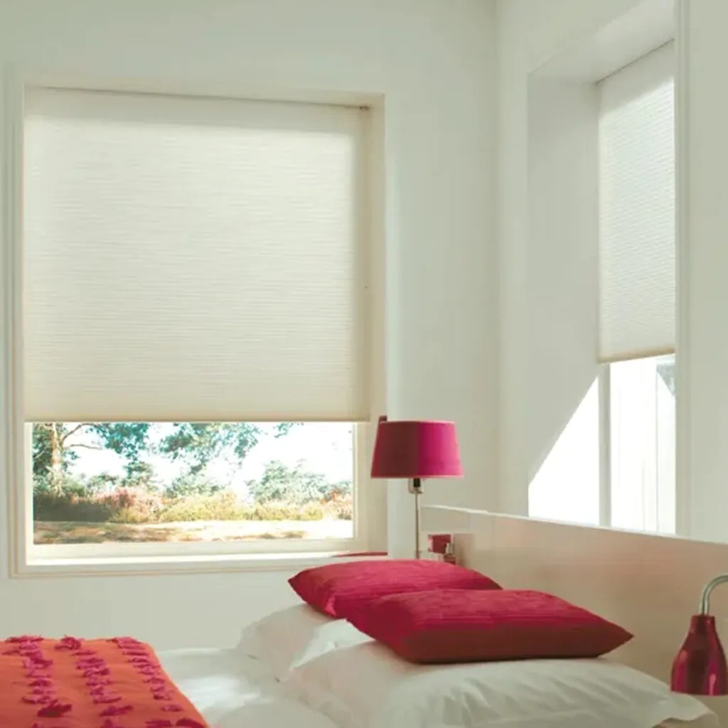 Cortina celular trazendo aconchego, conforto visual e acústico para dormitório