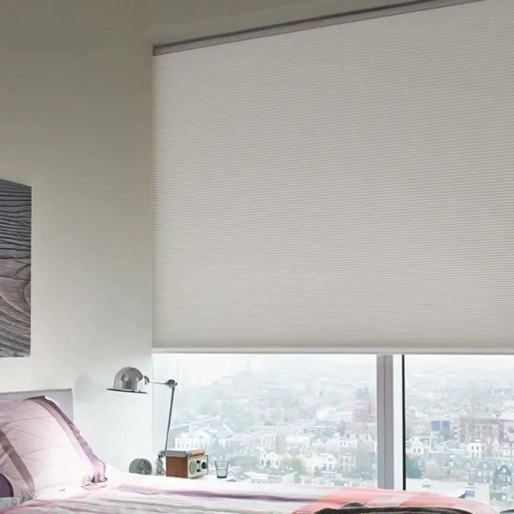 Dormitório aconchegante com cortina celular da Copato