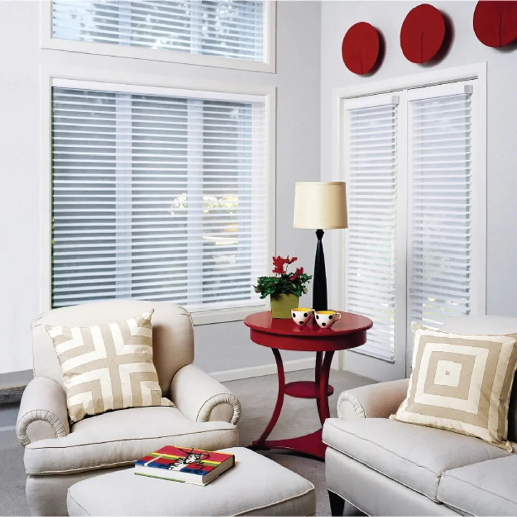 Cortina Nuance com faixas horizontais sobrepostas para conforto visual