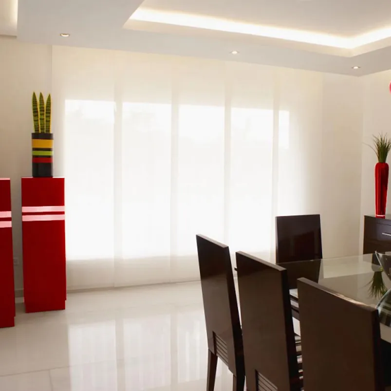 Cortina painel com múltiplos painéis alinhados, cobrindo toda a extensão da janela