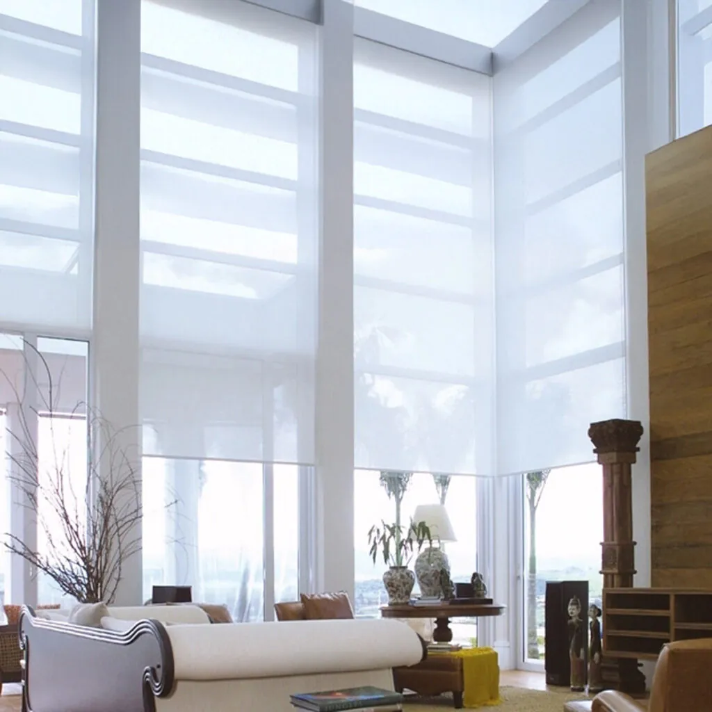 Cortina rolô sob medida Copato em janela de pé-direito alto