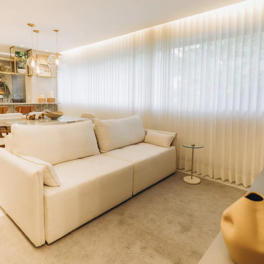 Ambiente integrado com cortinas de tecido do piso ao teto, instaladas pela Copato