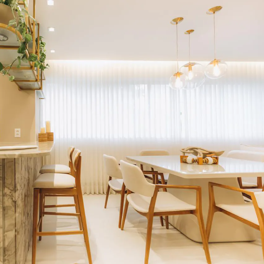 Cortinas brancas sob medida em sala de jantar com pendentes modernos, instaladas pela Copato
