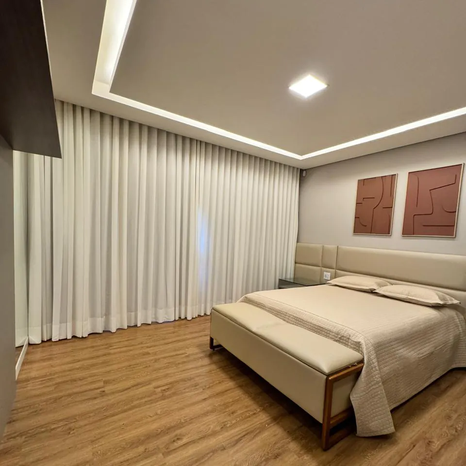 Quarto de casal com cortina de tecido branca e acabamento sob medida