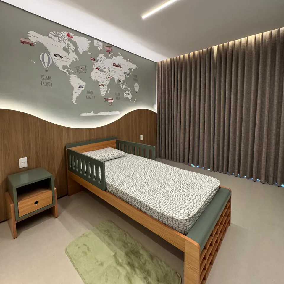 Cortina de tecido cinza escuro instalada em quarto infantil com parede temática ilustrada, projeto Copato