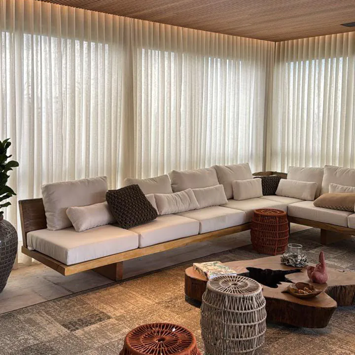 Cortinas para conforto visual em sala de estar com cortinas de tecido em formato de L