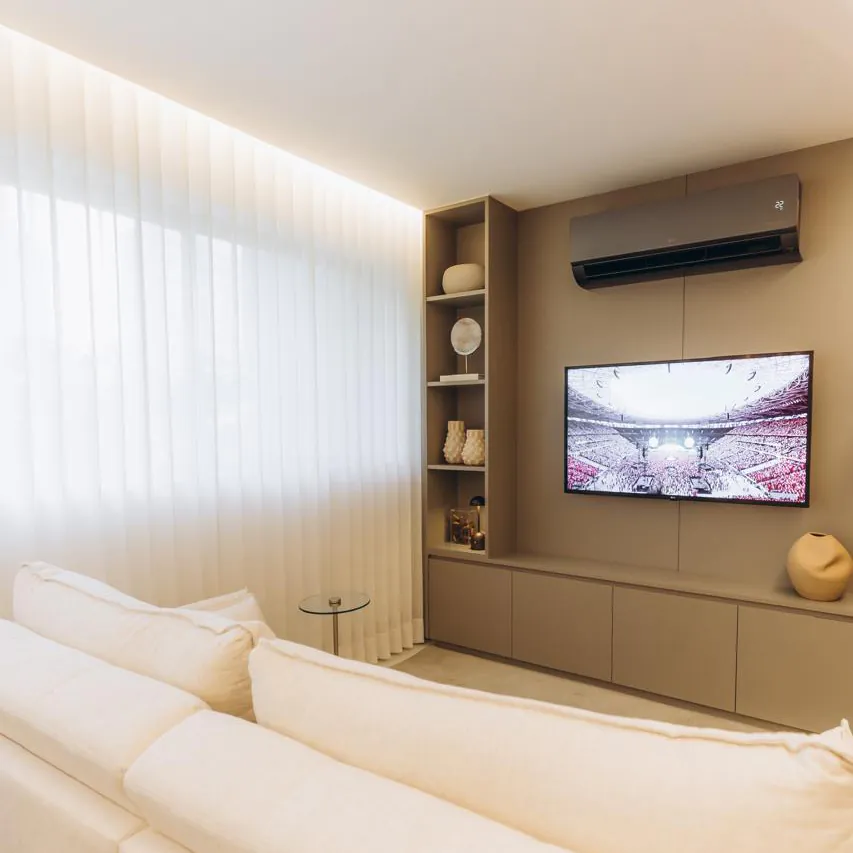 Sala de TV com cortina de tecido branca modelo wave, solução sob medida fornecida pela Copato
