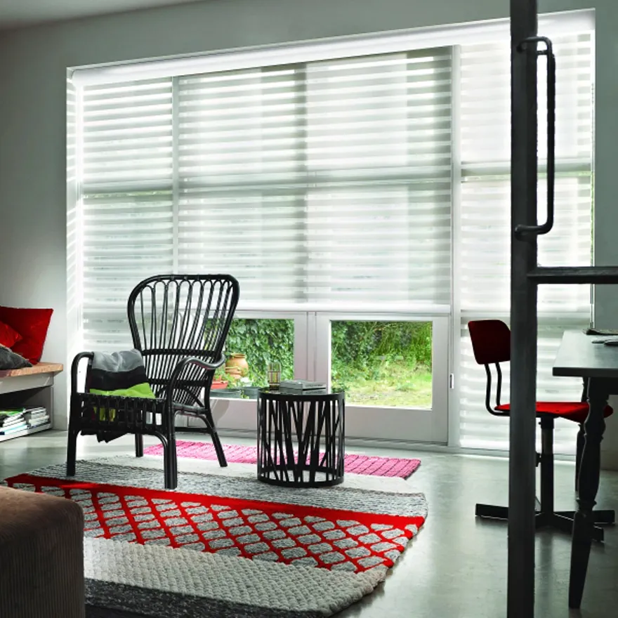 Cortina Twin com acabamento sob medida em janela ampla