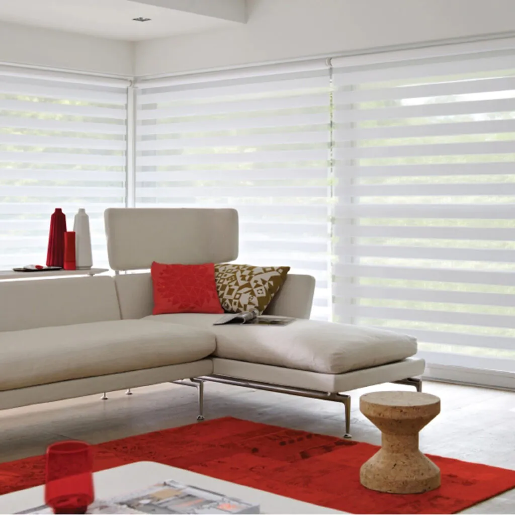 Sala com cortina Twin revelando camadas sobrepostas